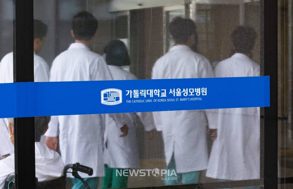 25일 서울 서초구 서울성모병원에서 의료진이 발걸음을 옮기고 있다. 삼성서울병원 등을 수련병원으로 둔 성균관대 의대 교수협의회 비상대책위원회와 서울성모병원 등이 속해 있는 가톨릭대 의대 교수협의회 비상대책위원회는 이날 총회를 열고 휴진 여부와 방식을 논의할 예정이다. ⓒ뉴시스