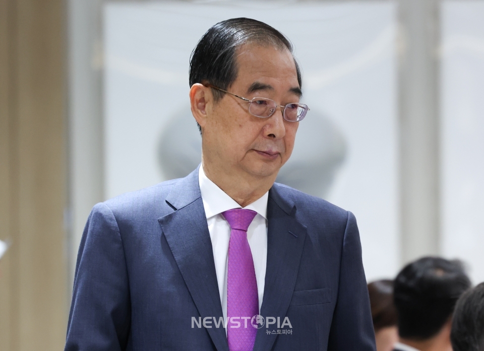 한덕수 국무총리가 2일 서울 용산 대통령실 청사에서 열린 국무회의에 참석하고 있다. ⓒ뉴시스