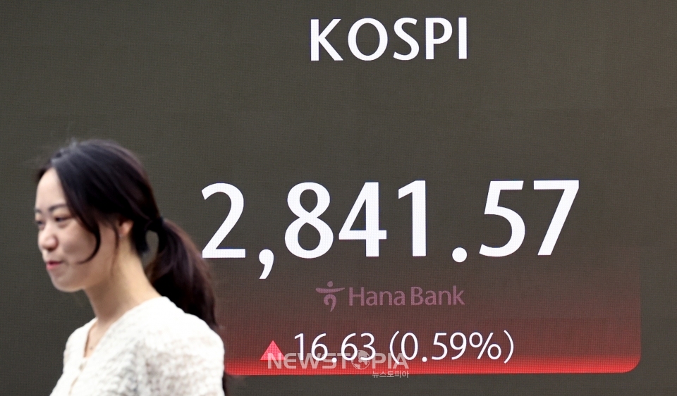 5일 오전 서울 중구 하나은행 딜링룸에서 딜러들이 업무를 보고 있다. 코스피는 전 거래일(2824.94)보다 11.27포인트(0.40%) 오른 2836.21에, 코스닥지수는 전 거래일(840.81)보다 1.69포인트(0.20%) 상승한 842.50에 거래를 시작했다. 서울 외환시장에서 원·달러 환율은 전 거래일(1381.0원)보다 0.9원 내린 1380.1원에 출발했다.ⓒ뉴시스
