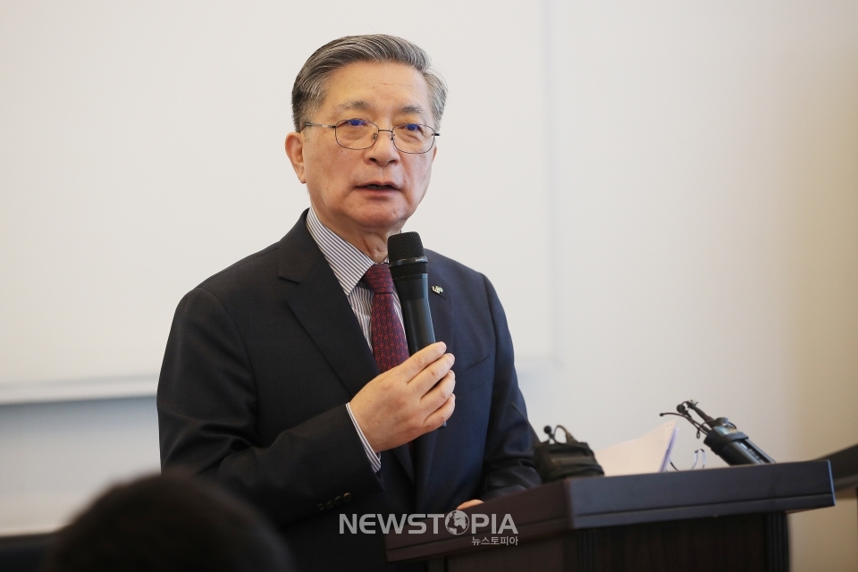 이한준 한국토지주택공사(LH) 사장이 지난 4일 세종시 모처에서 열린 기자간담회에서 하반기 중점 업무계획을 발표하고 있다. (사진=LH 제공)