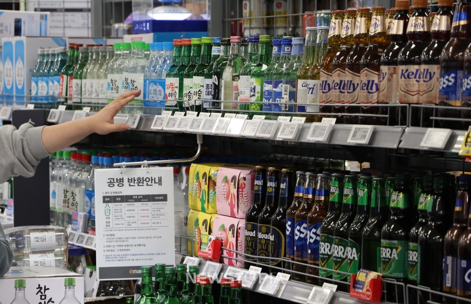 서울의 한 대형마트에 진열된 소주와 맥주 모습. ⓒ뉴시스