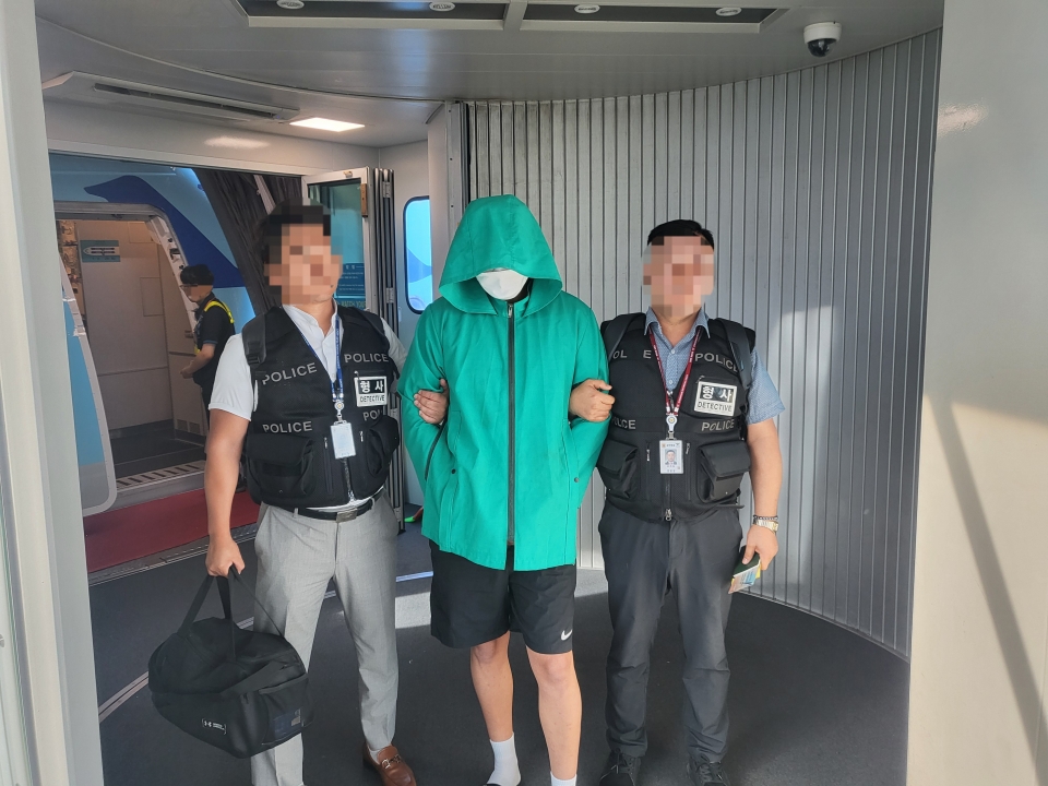 경찰이 10일 오전 파타야 살인사건의 피의자 이모(27)씨를 캄보디아 프놈펜에서 국내로 강제 송환했다. (제공=경찰청)