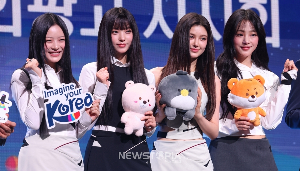 그룹 뉴진스(왼쪽부터 하니, 해린, 다니엘, 민지)가 11일 오전 서울 용산구 그랜드 하얏트 서울 그랜드볼룸에서 열린 '2024 한국 관광 명예홍보대사 위촉식'에서 기념촬영을 하고 있다.ⓒ뉴시스