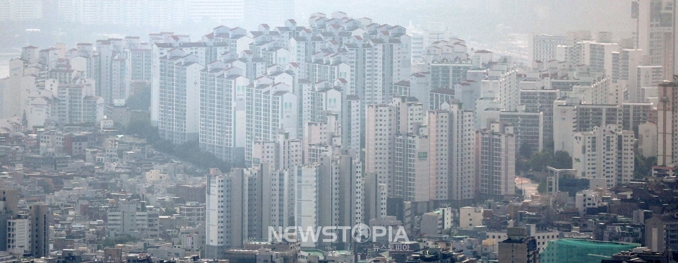 아파트 매수 심리가 살아나고 거래가 증가하면서 서울·수도권 아파트 가격 상승 폭이 커지고 있다. 한국부동산원 7월 둘째 주 주간 아파트 가격 동향에 따르면 이번주 서울 아파트 매매가격은 지난 주 대비 0.24% 상승했다. 이는 2018년 9월 셋째 주 0.26% 상승 이후 5년 10개월 만에 가장 큰 상승 폭이다. 11일 서울 시내 아파트 단지의 모습. ⓒ뉴시스