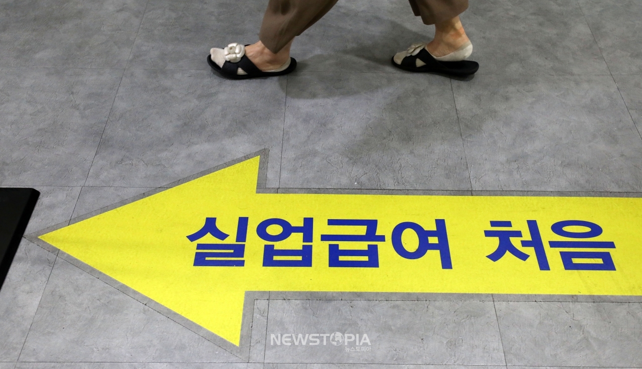 서울 마포구 서울서부고용복지플러스센터에서 한 구직자가 실업 급여를 신청하기 위해 이동하고 있다.ⓒ뉴시스