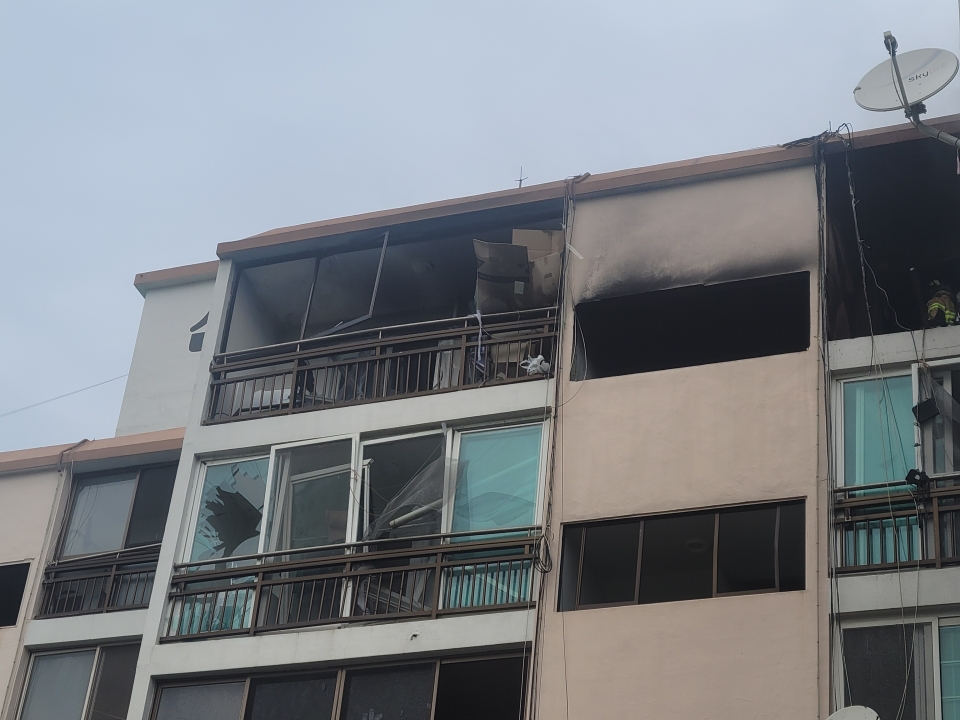 17일 오전 8시57분께 경남 밀양시 하남읍 수산리 한 아파트 6층 건물에서 폭발사고가 발생해 1명이 숨지는 사고가 발생했다. (사진=경남소방본부 제공)