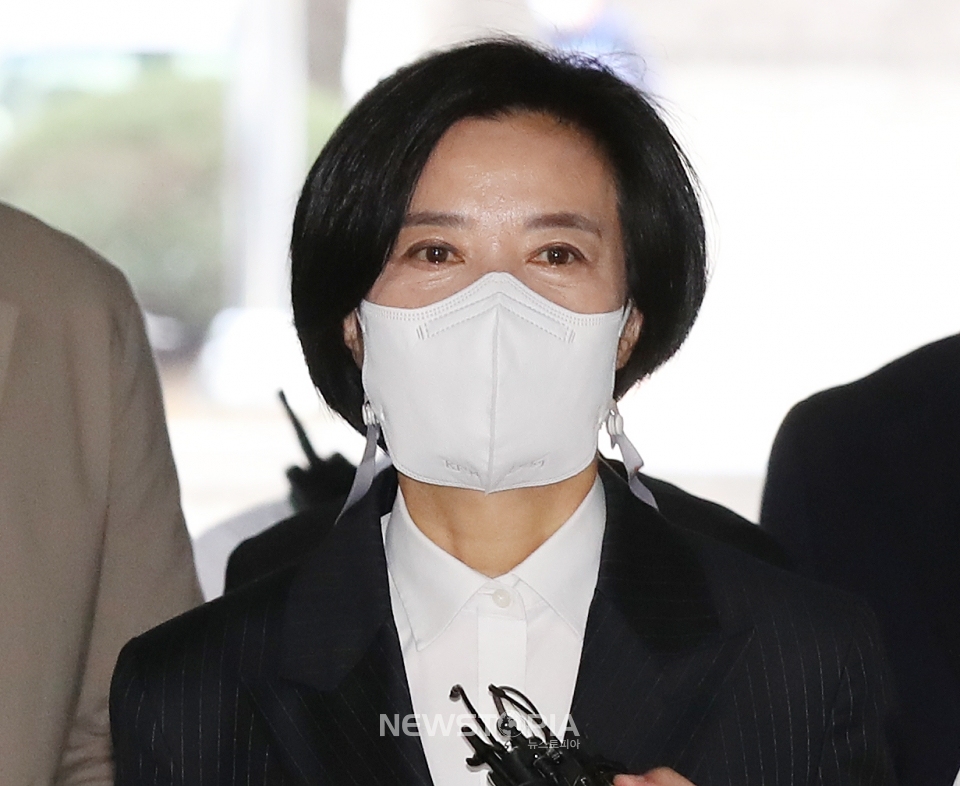 사업가로부터 청탁을 빌미로 억대의 금품을 수수한 의혹 등을 받는 이정근 전 더불어민주당 사무부총장이 30일 오전 영장실질심사에 출석하기 위해 서울 서초구 서울중앙지방법원으로 들어서며 취재진에 둘러싸여 있다. 2022.09.30. ⓒ뉴시스