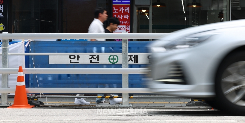 24일 오후 서울 중구 시청역 역주행 사고 현장에 방호 울타리가 설치돼 있다.ⓒ뉴시스