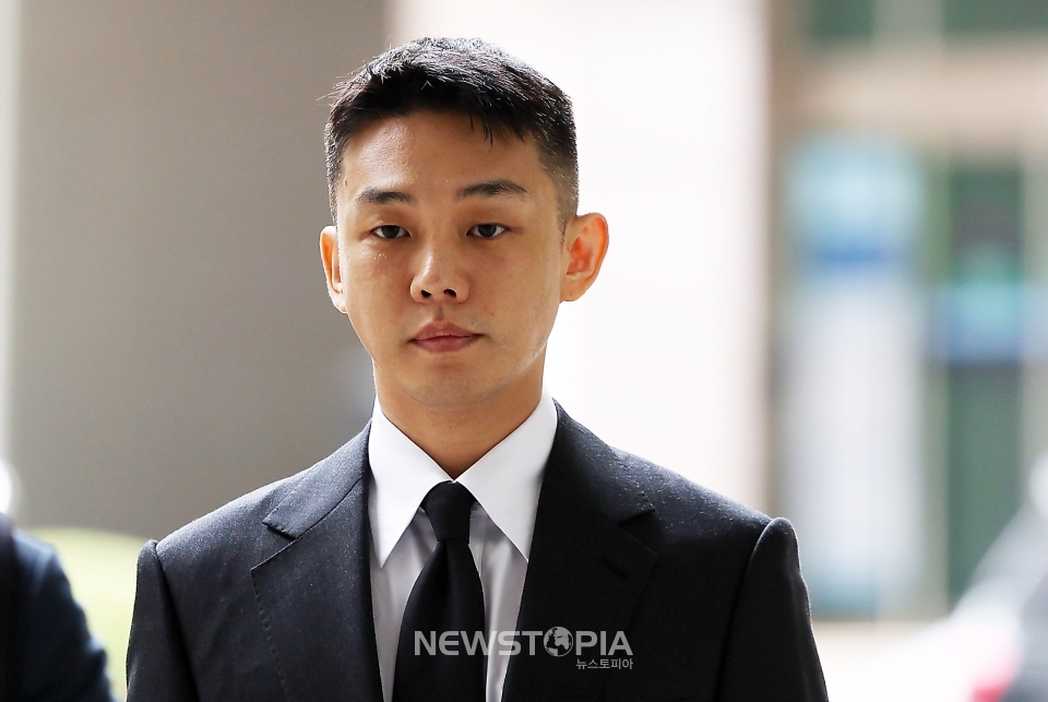 상습 마약 투약 혐의로 기소된 배우 유아인(본명 엄홍식)이 24일 오후 서울 서초구 서울중앙지방법원에서 열린 7차 공판에 출석하고 있다ⓒ뉴시스