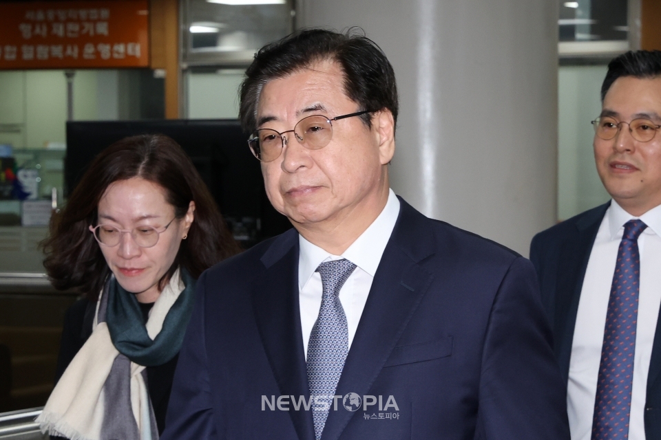 서훈 전 국가정보원장이 1일 오전 서울 서초구 서울중앙지방법원에서 열린 '탈북 어민 강제 북송 사건' 공판에 출석하고 있다. 2023.11.01.ⓒ뉴시스