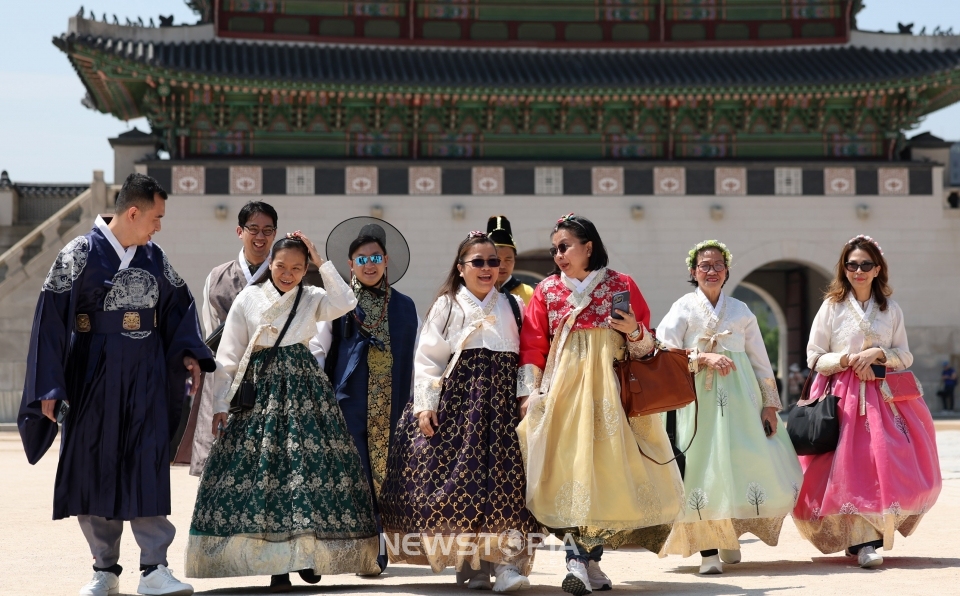올해 들어 미국과 대만, 인도네시아, 싱가포르 등에서 우리나라를 찾은 외국인 관광객이 코로나19 이전 수준을 뛰어넘은 것으로 나타났다. 한국관광공사의 한국관광 데이터랩에 따르면 올해 1~4월 우리나라를 찾은 외국인 관광객은 486만6천명으로 지난해 동기보다 86.9% 늘었다. 특히 외국인 관광객 3위 국가인 대만은 42만3천명으로 2019년 동기 대비 오히려 7.5% 많다. 4위 국가인 미국도 36만7천명으로 19.5% 더 많다. 13일 오전 서울 종로구 경복궁에서 한복을 입은 외국인 관광객들이 즐거운 시간을 보내고 있다.ⓒ뉴시스