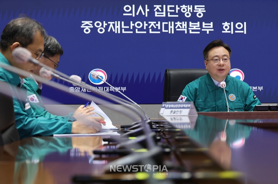 조규홍 중앙재난안전대책본부 1차장(보건복지부 장관)이 30일 오전 서울 종로구 정부서울청사에서 열린 의사 집단행동 중앙재난안전대책본부(중대본) 회의에 참석해 발언하고 있다.ⓒ뉴시스