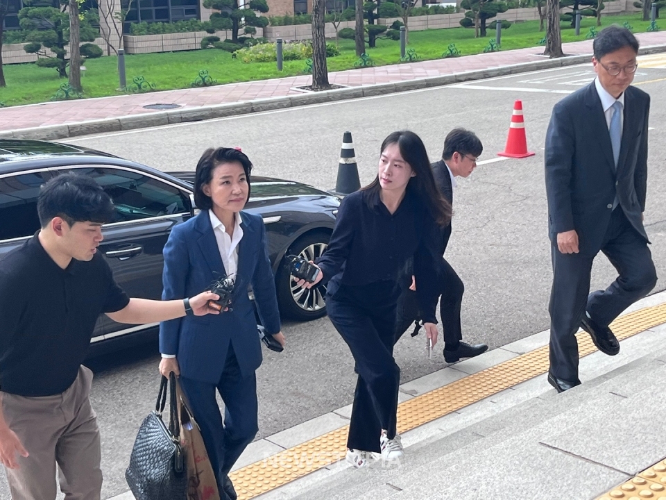 이진숙 방송통신위원장이 31일 임명된 뒤 정부과천청사에 출근하고 있다.ⓒ뉴시스