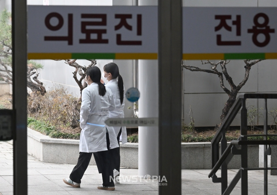 의과대학 정원 증원에 반발한 의대 교수들이 집단 사직에 돌입하는 등 의정갈등이 심화되고 있는 26일 광주 동구 전남대병원 에서 의료진이 이동하고 있다.ⓒ뉴시스