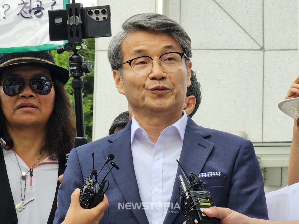 24일 오전 9시40분께 윤석열 대통령 부인 김건희 여사에게 명품가방 등을 건네며 이를 촬영한 인물로 알려진 최재영 목사가 '선거법 위반' 혐의 피의자 조사를 위해 경기남부경찰청에 출석하며 발언하고 있다. 2024.6.24ⓒ뉴시스