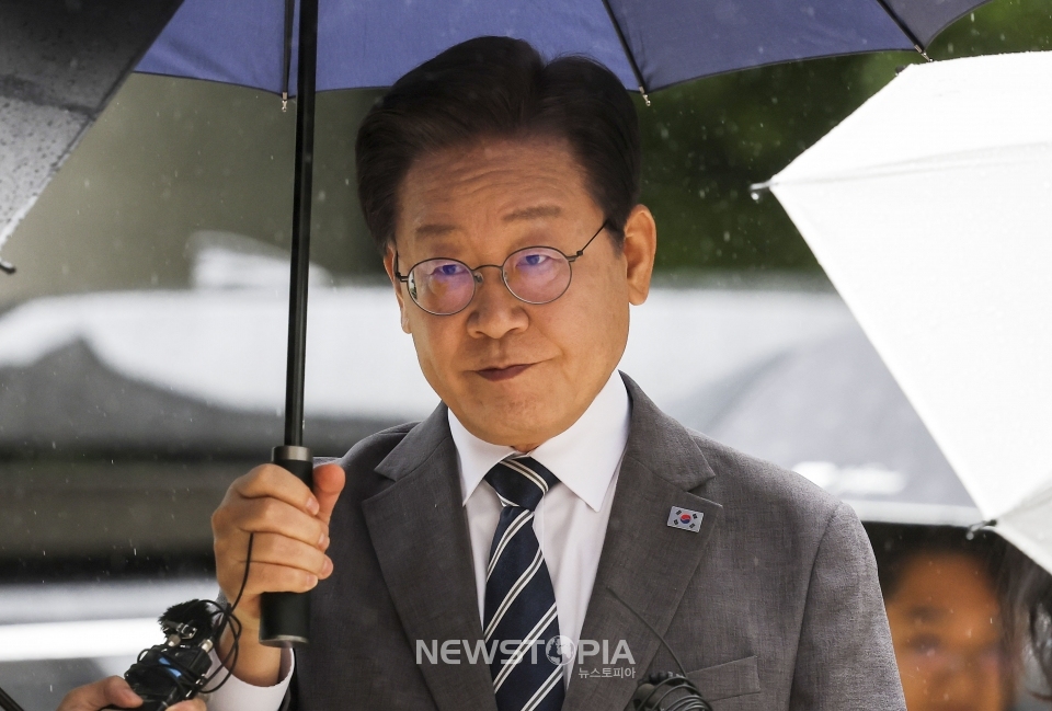 이재명 전 더불어민주당 대표가 8일 서울 서초구 서울중앙지방법원에서 열린 '검사 사칭 사건 위증교사 추가 기소' 관련 7차 공판에 출석하고 있다.ⓒ뉴시스
