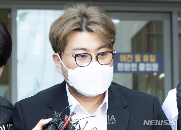 음주 뺑소니 혐의를 받고 있는 트로트 가수 김호중이 31일 오전 서울 강남경찰서에서 검찰로 송치되고 있다. 2024.05.31. ⓒ뉴시스