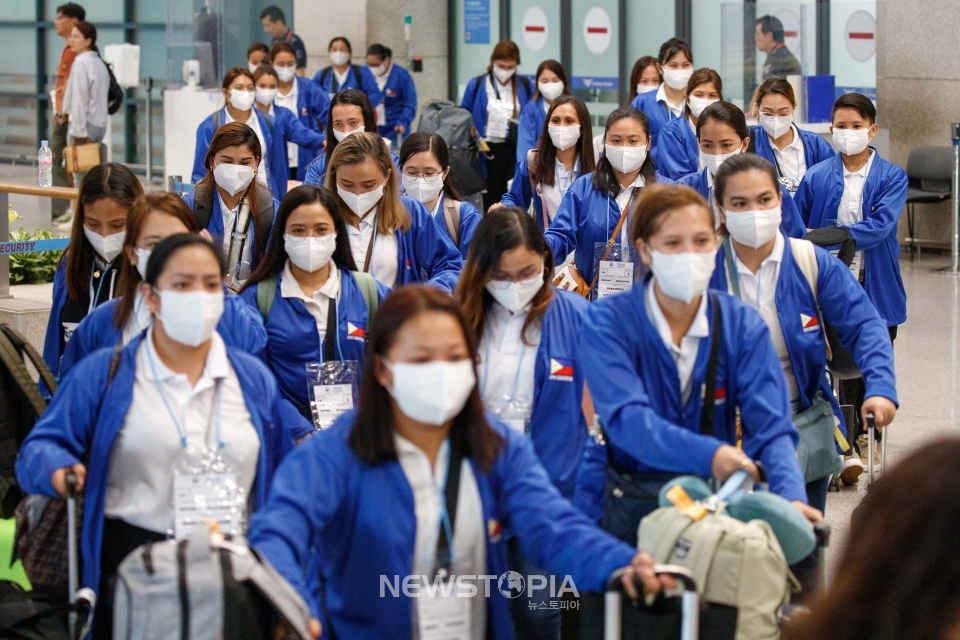 외국인 가사관리사 시범사업에 참여하는 필리핀인 가사 관리사들이 지난 6일 오전 인천국제공항을 통해 입국하고 있다. ⓒ뉴시스
