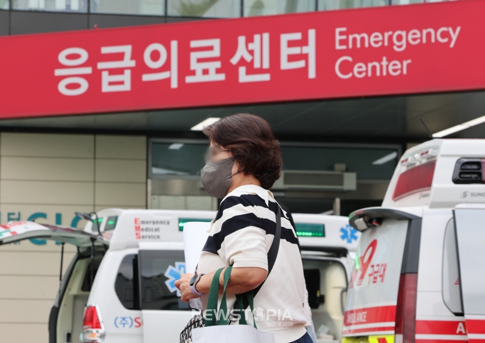 코로나19 확진자의 증가세와 의정갈등 장기화로 인한 응급실 과부하가 우려되고 있는 21일 서울 시내 한 대학병원 응급실에 마스크를 쓴 내원객이 발걸음을 옮기고 있다. ⓒ뉴시스
