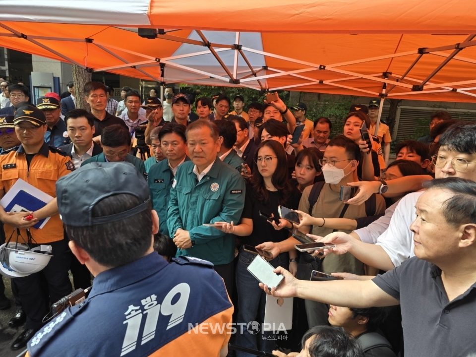 이상민 행안부장관이 23일 오전 부천 호텔 화재 현장을 찾아 부천소방서장으로부터 화재 사고 발생 및 수습 상황을 보고 받고 있다. ⓒ뉴시스