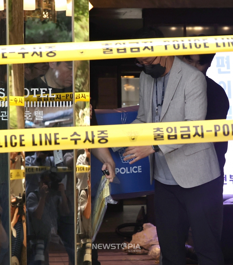 경찰이 27일 오전 19명의 사상자를 낸 경기 부천시 호텔 화재 현장에서 압수수색을 마치고 나오고 있다.ⓒ뉴시스