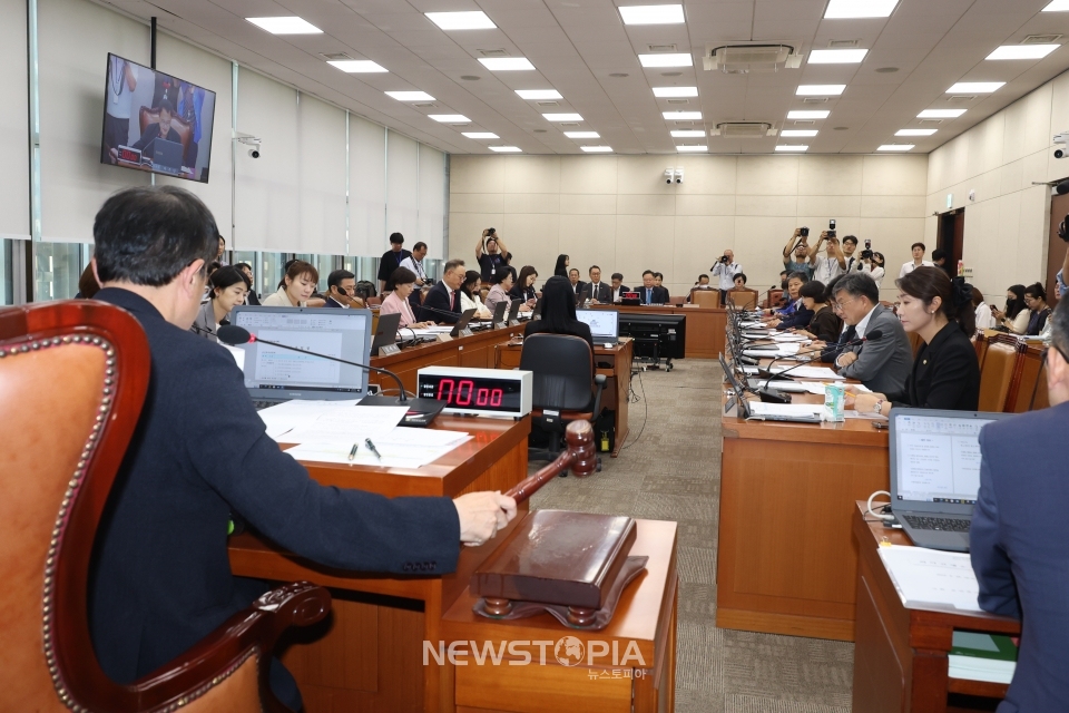 박주민 국회 보건복지위원장이 28일 서울 여의도 국회에서 열린 제4차 보건복지위원회 전체회의를 주재하고 있다.ⓒ뉴시스