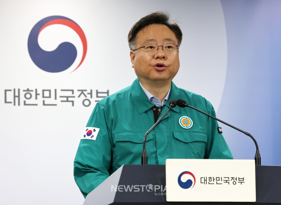 조규홍 보건복지부 장관이 28일 오후 서울 종로구 정부서울청사에서 의사 집단행동 중앙재난안전대책본부 회의 결과 브리핑을 하고 있다. ⓒ뉴시스