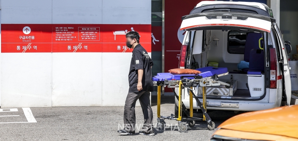 28일 서울의 한 대학병원 응급실에서 구급차 관계자가 환자 이송을 위해 이동하고 있다. 의대증원 사태로 응급실이 마비 상태에 이르렀다. 의료계에 따르면 건국대 충주병원의 경우 최근 응급의학과 전문의 7명 전원이 사직서를 제출했고, 천안 순천향대병원, 천안 단국대병원, 세종 충남대병원은 진료를 제한하고 있는 상황이다. 중증 환자가 치료 받을 응급실을 찾지 못하고 병원을 전전하는 '응급실 뺑뺑이' 현상도 이어지고 있는 것으로 알려졌다.ⓒ뉴시스