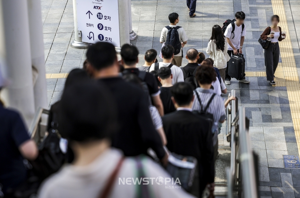 휴가철인 4일 서울 중구 서울역 대합실이 기차를 타려는 승객들로 붐비고 있다.ⓒ뉴시스