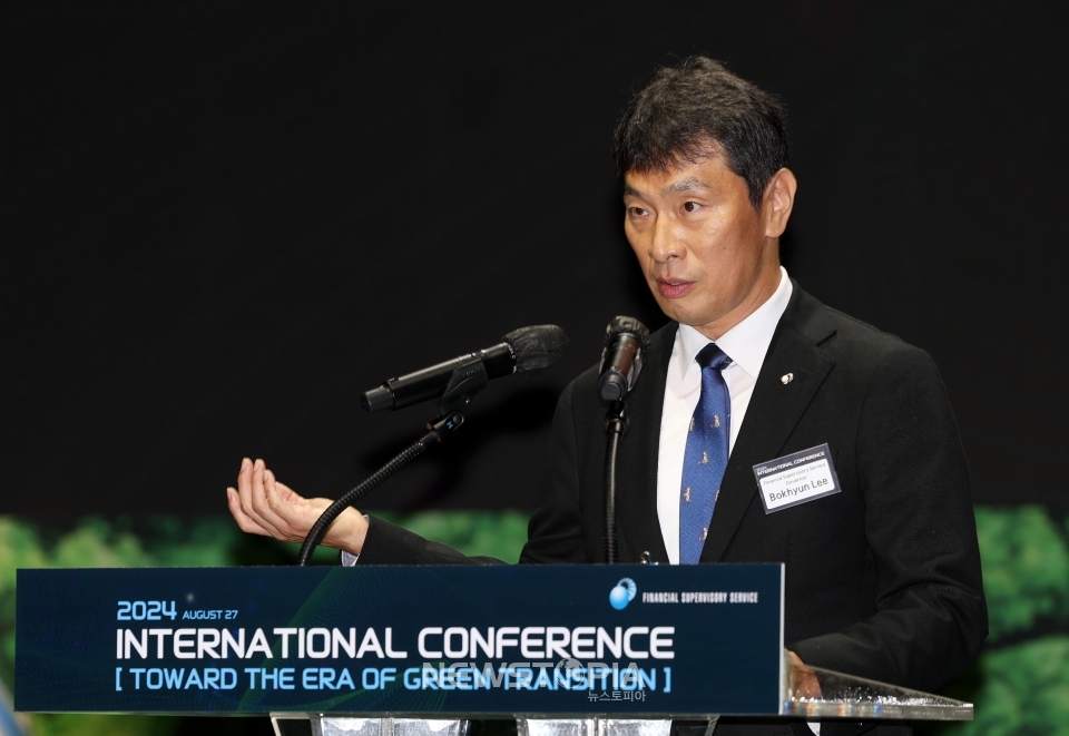 이복현 금융감독원장이 27일 서울 서대문구 이화여자대학교에서 'Toward the era of Green Transition(녹색 전환의 시대를 향해)'를 주제로 열린 국제 콘퍼런스에서 개회사하고 있다. ⓒ뉴시스