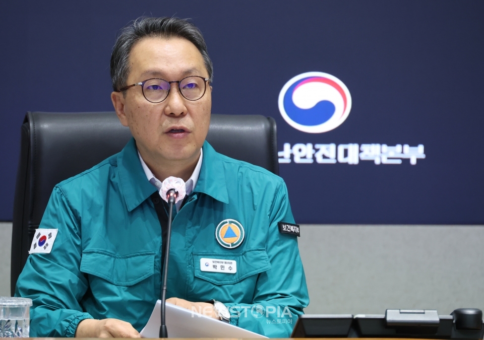 박민수 중앙재난안전대책본부 제1종괄조정관(보건복지부 2차관)이 5일 오전 서울 종로구 정부서울청사에서 열린 의사 집단행동 중앙재난안전대책본부(중대본) 회의에 참석해 발언하고 있다.ⓒ뉴시스