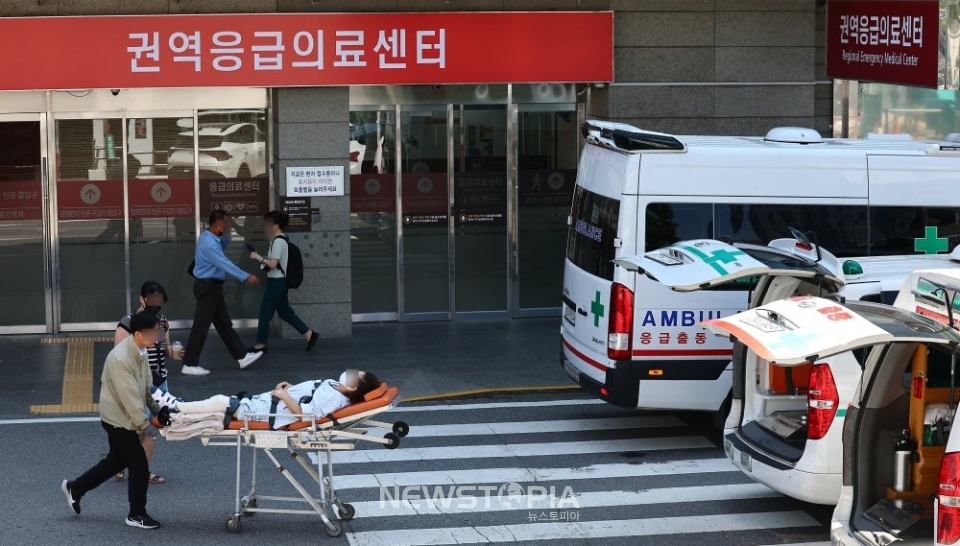 응급실 진료 대란이 연일 이어지는 가운데 4일 서울 시내의 한 대형병원 권역응급의료센터에서 구급대원이 환자를 이송하고 있다. 정부가 오늘부터 강원대병원과 이대목동병원, 세종충남병원에 군의관을 추가로 배치하기로 했다.ⓒ뉴시스