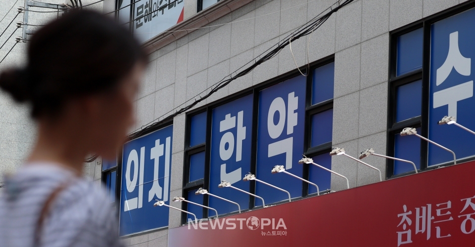 2025학년도 대입 수시 원서접수를 하루 앞둔 8일 서울 강남구 대치동 학원가의 의대 입시 관련 학원 앞을 한 시민이 지나가고 있다. 의료계에서는 일정을 미뤄 의대 증원 재검토를 하라고 주장하고 있다. 최근 여·야·의·정 협의체 구성을 논의하는 정치권에서도 비슷한 주장이 나왔는데 교육부는 불가능하다고 선을 그었다. 올해 수시가 시작돼도 의료계는 '2025학년도 의대 증원 재검토' 주장을 이어갈 것으로 보인다. 전공의와 의대생들은 정부가 2025학년도 정원을 재검토 하기 전에는 복귀할 뜻이 없다는 입장인 것으로 전해졌다.ⓒ뉴시스