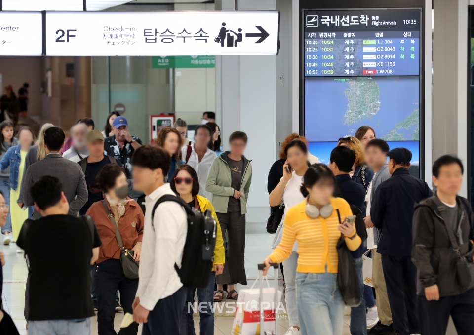 추석 연휴 닷새째인 2일 오전 서울 강서구 김포공항 국내선 청사가 귀경객 및 여행객들로 붐비고 있다. 2023.10.02.ⓒ뉴시스