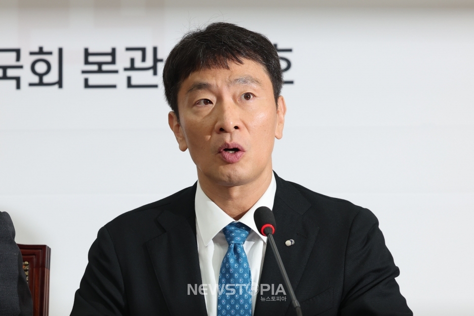 이복현 금융감독원장이 11일 오전 서울 여의도 국회에서 열린 금융 취약계층 보호 및 불법 사금융 근절 대책 당정협의회에서 발언하고 있다. ⓒ뉴시스