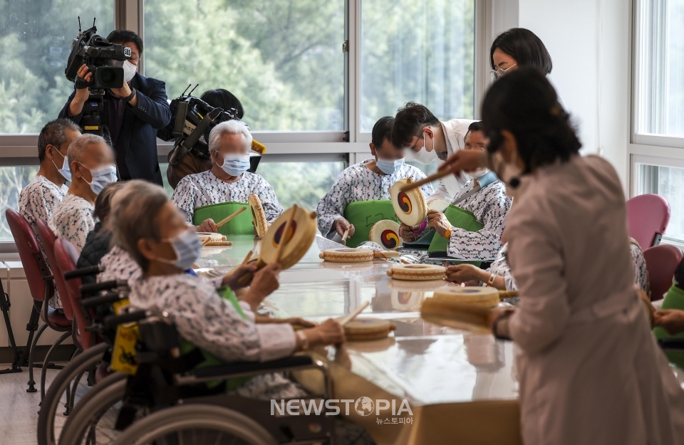 4일 서울 은평구 서울특별시 서북병원에 개원한 치매안심병원에서 치매환자들이 음악치료 프로그램에 참여하고 있다. 2024.04.04. ⓒ뉴시스