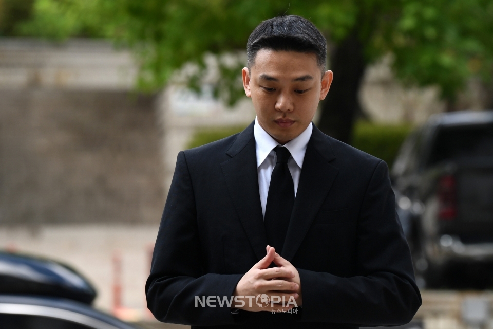 프로포폴과 대마 등 마약 상습 투약 혐의로 재판에 넘겨진 배우 유아인(본명 엄홍식)이 3일 오후 서울 서초구 서울중앙지방법원에서 열린 1심 선고기일에 출석하고 있다. ⓒ뉴시스