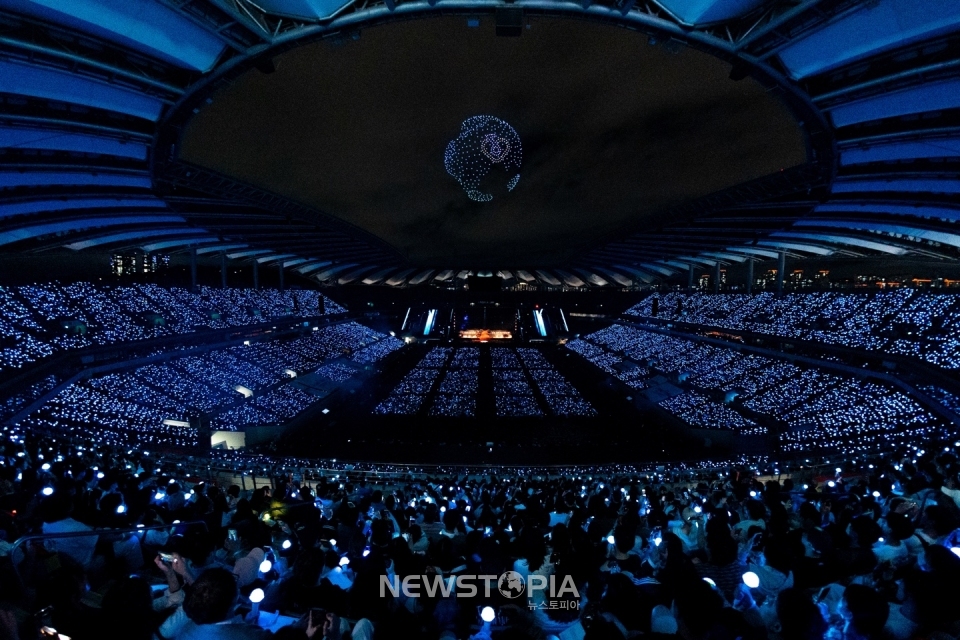 아이유(IU)가 22일 오후 서울월드컵경기장에서 '2024 아이유 HEREH 월드투어 콘서트 앙코르 : 더 위닝' 마지막 회차에서 노래하고 있다. 이날은 그녀의 100번째 콘서트이기도 했다. 상암벌 밤하늘엔 1000대의 드론이 '7시를 가리키는 시계', '바다 위에 떠 있는 해' 등 다양한 풍경을 그려냈다. (사진 = 이담 엔터테인먼트 제공)
