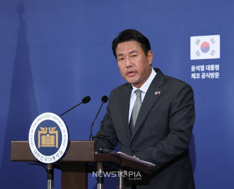 김태효 국가안보실 1차장이 지난 19일(현지시각) 체코 프라하 한 호텔에 마련된 한국 프레스센터에서 윤석열 대통령의 체코 순방 관련 브리핑을 하고 있다.ⓒ뉴시스