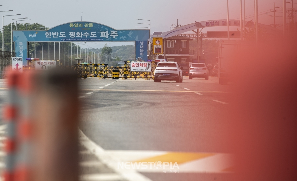 경기 파주시 통일대교 남단에 바리케이드가 설치되어 있다. ⓒ뉴시스