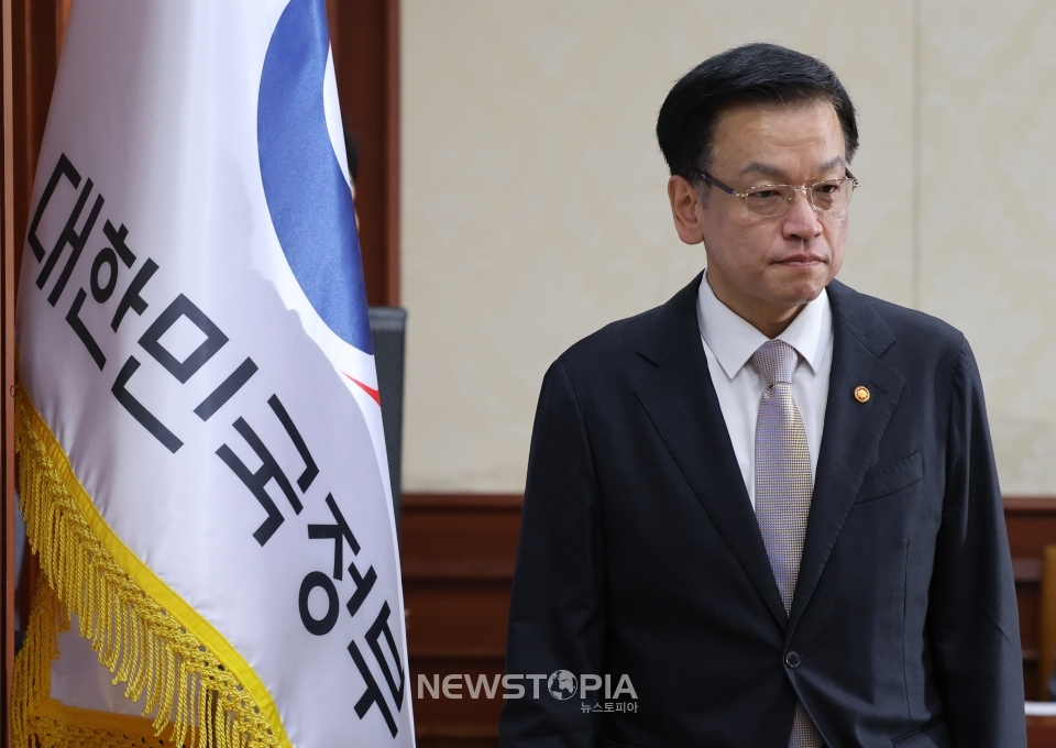 최상목 경제부총리 겸 기획재정부 장관이 2일 오전 서울 종로구 정부서울청사에서 열린 경제관계장관회의 겸 제1차 투자활성화장관회의 에 참석하고 있다. ⓒ뉴시스