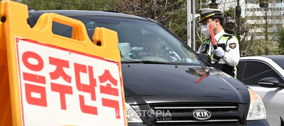 경찰이 음주운전 단속을 하고 있는 모습 ⓒ뉴시스