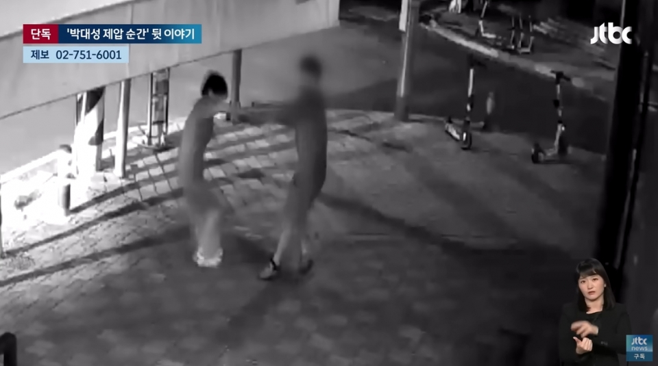 전남 순천 도심에서 길을 가던 10대 여성을 흉기로 찔러 숨지게 한 박대성(30)을 제압하고 신고한 시민이 박대성이 경찰에 체포됐을 당시 상황을 전했다. (사진=JTBC)