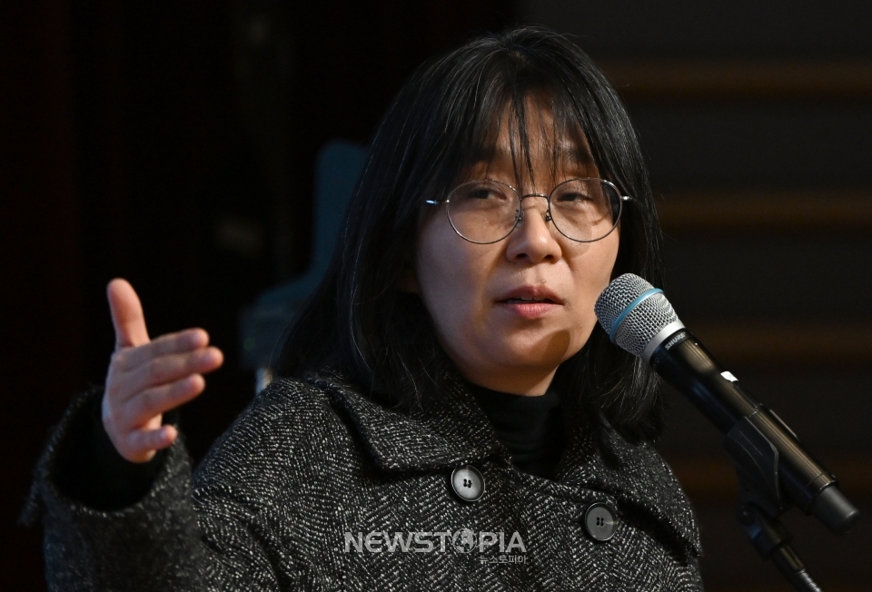 한강 작가가 제9회 세계한글작가 대회가 열린 15일 오전 광주 서구 김대중컨벤션센터에서 '시와 단편소설 그리고 장편소설을 함께쓴다는 것'을 주제로 강연을 열고 있다. 한 작가는 장편 소설 '작별하지 않는다'로 지난 9일 프랑스 메디치 외국문학상을 받았다.ⓒ뉴시스