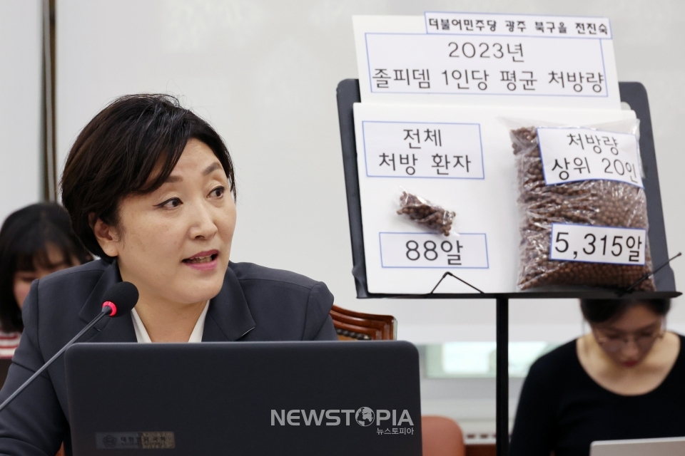 전진숙 더불어민주당 의원이 10일 오전 서울 여의도 국회에서 열린 보건복지위원회의 식품의약품안전처 등에 대한 국정감사에서 오유경 식품의약품안전처장에게 마약류 오남용 관련 질문을 하며 시러얼로 대체한 2023년 졸피뎀 평균 처방량과 상위 20명의 평균 처방량 비교 자료를 보여주고 있다.ⓒ뉴시스