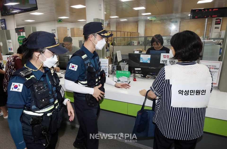 지난 8월26일 광주 북구는 청사 통합민원실에서 북부경찰서 용봉지구대와 함께 폭언·폭행 등 악성민원인에 대한 모의훈련을 실시하는 모습. (사진 = 광주 북구 제공)