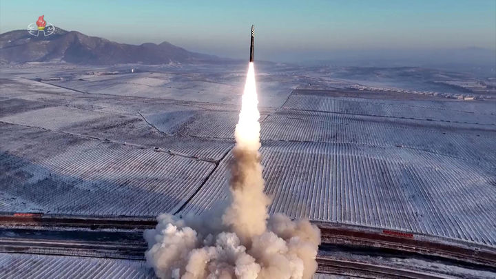 조선중앙TV가 지난 18일 발사된 신형 ICBM 화성-18형 발사 장면을 19일 보도했다. 이날 발사에는 김정은 북한 국무위원장과 부인 리설주 씨, 딸 주애 양이 동행했다. (사진=조선중앙TV 캡처)