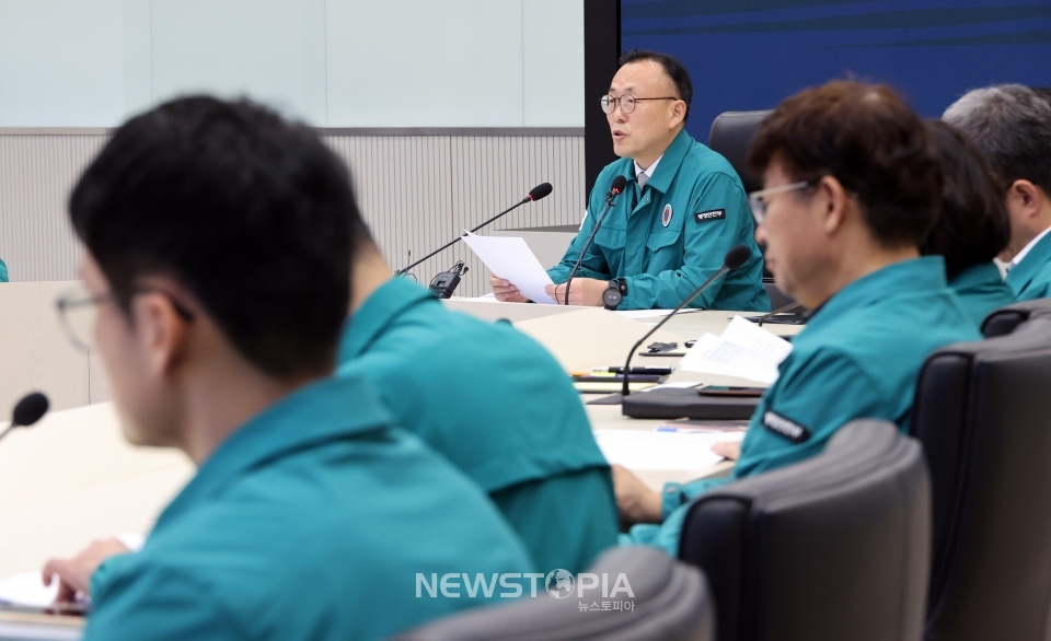 이한경 중앙재난안전대책본부 제2총괄조정관(행정안전부 재난안전관리본부장)이 31일 세종시 정부세종청사에서 열린 의사 집단행동 중대본 회의에서 발언하고 있다. ⓒ뉴시스