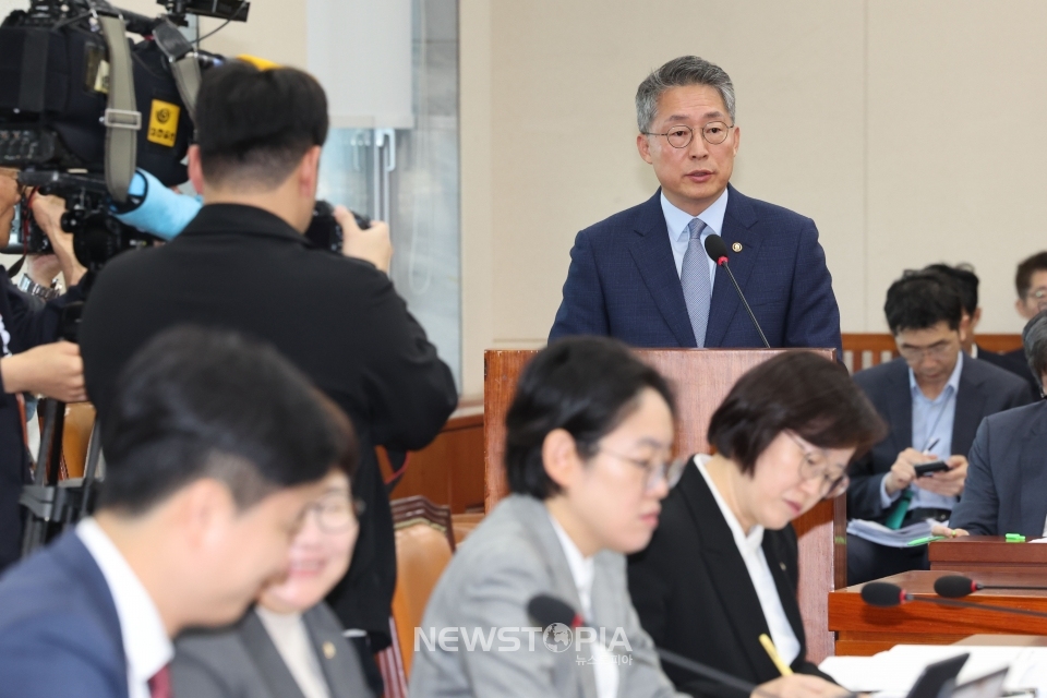 12일 오전 서울 여의도 국회에서 열린 환경노동위원회 전체회의에서 김민석 고용노동부 차관이 2025년도 예산안에 대해 설명하고 있다. ⓒ뉴시스