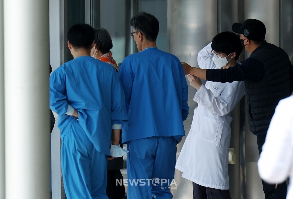 여야의정 협의체가 출범한 11일 오전 서울시내 한 대학병원에서 의료진이 이동하고 있다. ⓒ뉴시스